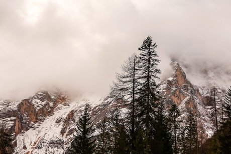 Besneeuwde bergtoppen in de dolomieten Italie