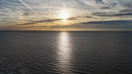 Zonsondergang aan zee