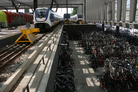 Fietsen, heeeel veeeel fietsen op station Rotterdam CS.