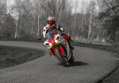 Motorrijder in actie.