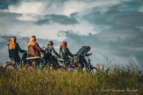 Fietsers op de dijk