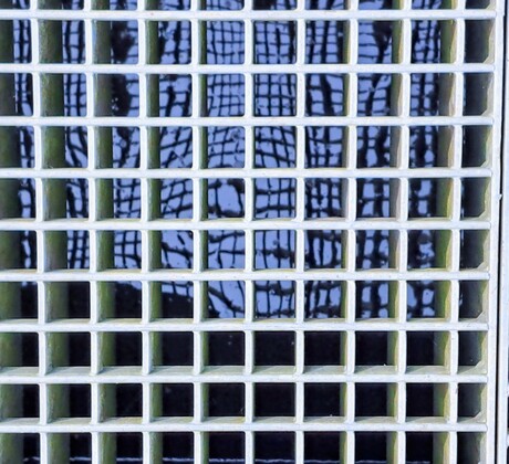 Water reflectie door rooster