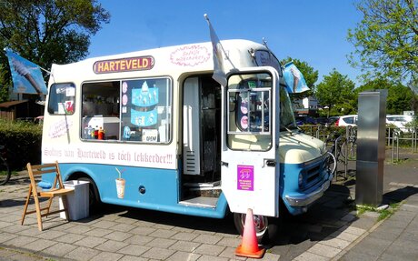 P1280102   TRUCK TIME   Maassluis  Veerstoep  Harteveld  SOFT IJS op 28 april 2025  