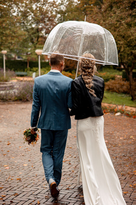 Bruidspaar in de regen