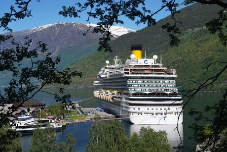 Cruiseschip Costa in Flam.