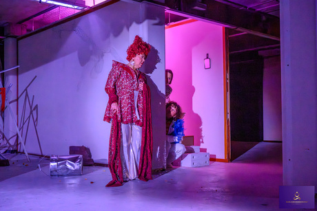 It sucks to be Helena - Toneelgroep Rood