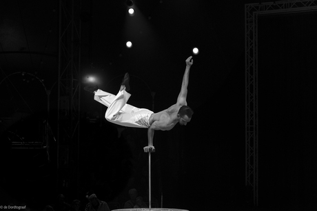 Circus acrobatiek evenwichtskunstenaar  Szymon Bentowski