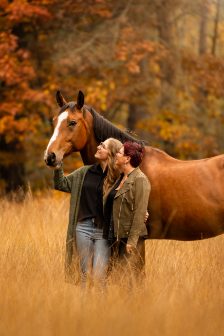 Moeder en dochter samen met paard