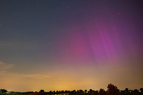 Noorderlicht boven de Maas in Noord-Brabant