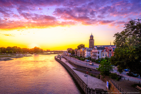 Stadsaanzicht van Deventer en de IJssel tijdens de zonsondergang in de zomer. 