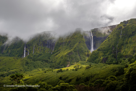 Een wand vol watervallen op Flores (Azoren)