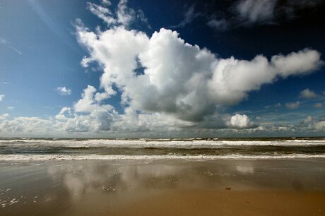 Wolk boven zee.