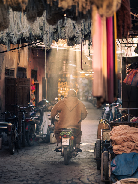 Een cinematische scene uit de Medina van Marrakech