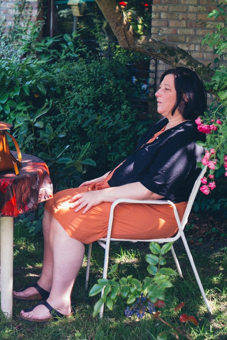 Zus onder de mispelaar