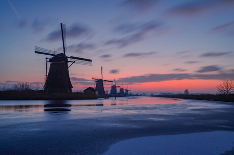 Winterse Zonsopkomst bij Kinderdijk