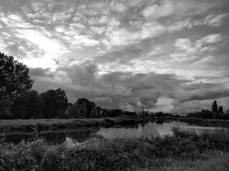 Onrustige zomeravond lucht