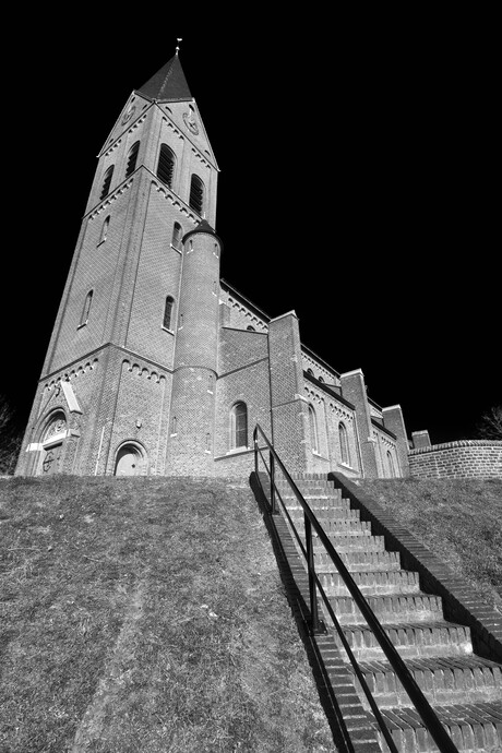 Te trappen naar de kerk (zwart-wit).