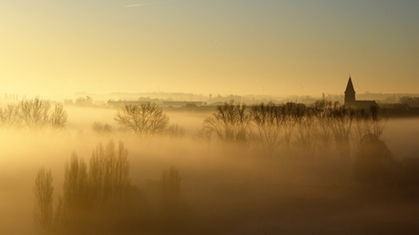 Mistige zonsopgang