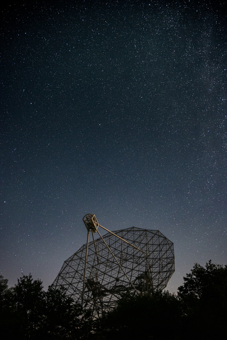 De Dwingeloo Radiotelescoop in de Nacht