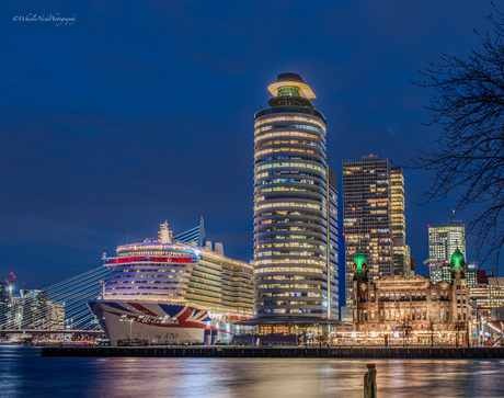 MS Iona aan de Cruiseterminal