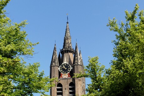 P1280781  Rondje Delft nr 8  DETAIL   Toren   Oude en dus SCHEVE   Jan   12 juni 2025  