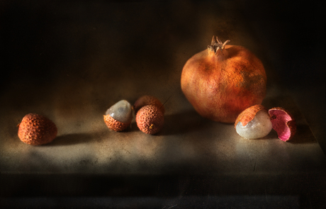 Stilleven met granaatappel en lychees