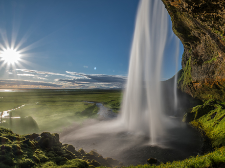 De weg voorbij Seljalandsfoss