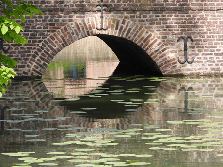 Brugje in Arcen Kasteeltuinen in Kleur