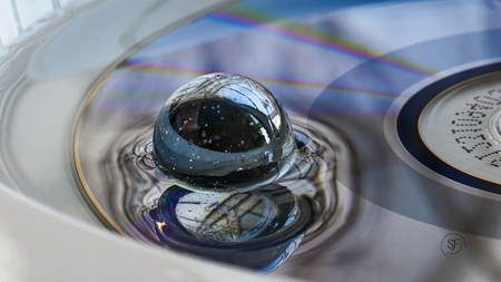 reflection - cd,water en een knikker.
gemaakt bij daglicht. - foto door sans-fotostudio op 17-02-2025 - locatie: Hedel, Nederland - deze foto bevat: macro, licht, reflectie, water, daglicht, standpunt, nikon corporation, nikon z 6_2, vr 105mm f/2.8g, iso 125, diafragma ƒ/40, sluitertijd 1 3/5s, brandpuntafstand 105mm, zilver, compacte schijf, macrofotografie, gebied, gegevensopslag, stilleven fotografie
