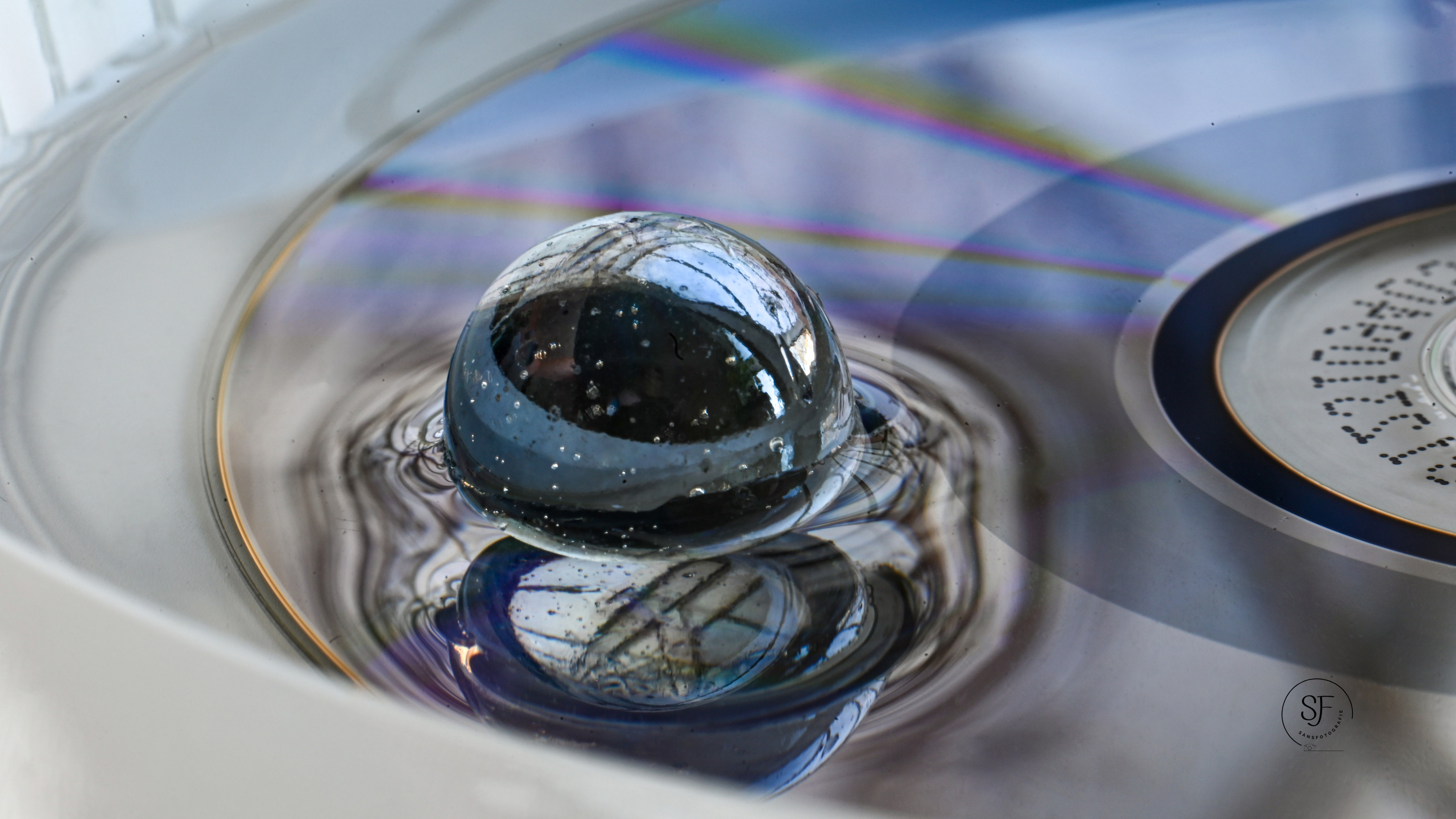 reflection - cd,water en een knikker.
gemaakt bij daglicht. - foto door sans-fotostudio op 17-02-2025 - locatie: Hedel, Nederland - deze foto bevat: macro, licht, reflectie, water, daglicht, standpunt, nikon corporation, nikon z 6_2, vr 105mm f/2.8g, iso 125, diafragma ƒ/40, sluitertijd 1 3/5s, brandpuntafstand 105mm, zilver, compacte schijf, macrofotografie, gebied, gegevensopslag, stilleven fotografie