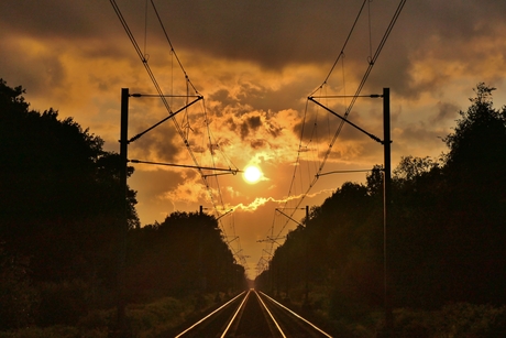 Spoorrails en zonsondergang