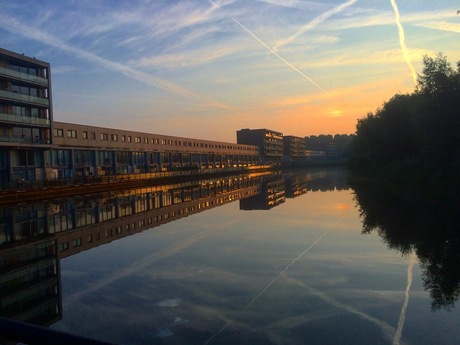 Weerspiegeling in de vroege ochtend.