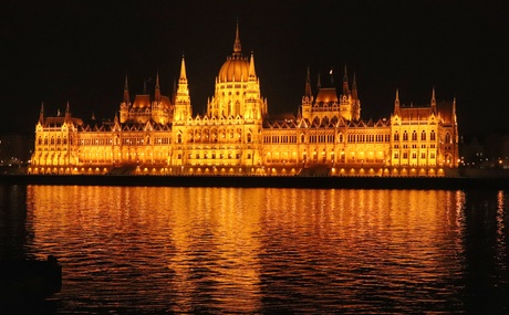 Hongaars parlementsgebouw in de avond