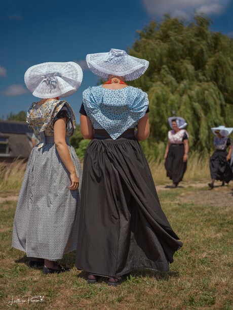 Twee dames in Arnemuidse klederdracht tijdens de visserijdagen in Arnemuiden.