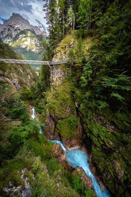 Hangbrug boven een bergkloof