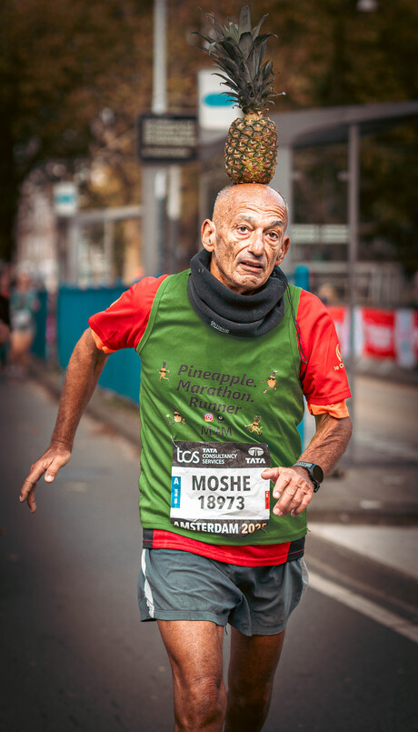 De man met de ananas 🍍 – Amsterdam Marathon 2025