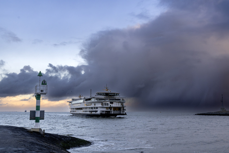 Hagelbuien boven zee