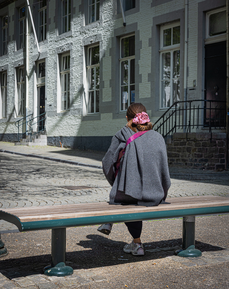 jonge dame op het bankje 