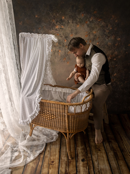 Vader en dochter - Mijn man met ons dochtertje bij zijn familie wieg ♡ - foto door Sandyvk op 31-05-2023 - deze foto bevat: vader, baby, familie, wiegje, vintage, liefde, canon, canon eos 90d, 17.0-50.0 mm, iso 1000, diafragma ƒ/3.2, sluitertijd 1/1250s, brandpuntafstand 17mm, flits fotografie, comfort, hout, vloeren, hardhout, evenement, kamer, rieten, houten vloer, mode ontwerp