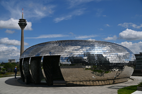 Het Chrome-Egg gesteund door de Rheinturm