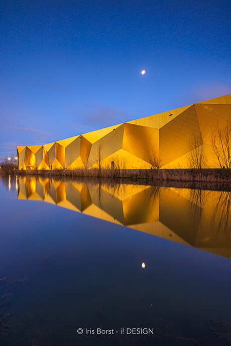 Gebouw de Munt in Houten in het blauwe uurtje