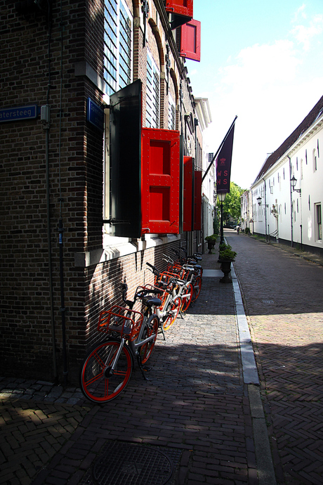 Onder de rode luiken 