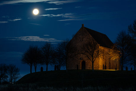 Ezinge, de wierde bij volle maan