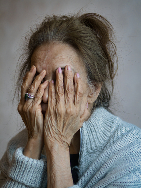Ibu (81 jaar) met bedekt gezicht