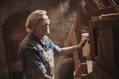 Portretfoto's van Fred Prins tijdens zijn werkzaamheden als molenaar in Korenmolen Kijkduin. 