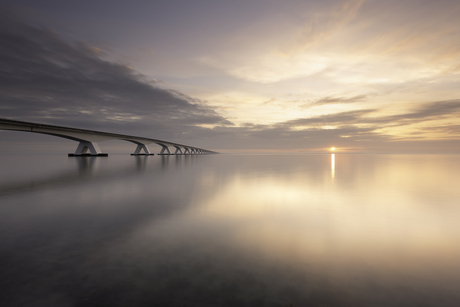 Zeelandbrug bij zonsopkomst 