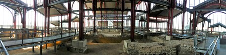 P1210907  Xanten  Romeins Museum nr 11   Snel pano    glazen hal opgravingen  13 juni 2023  