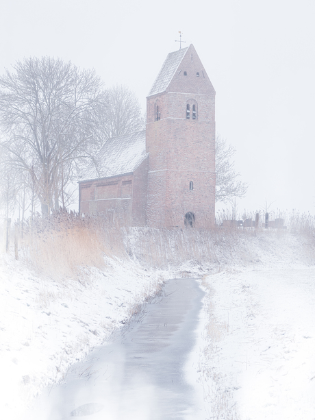 Kerkje Marsum in het wit