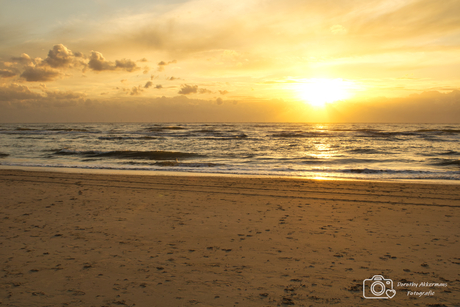 Zonsondergang aan zee (2)