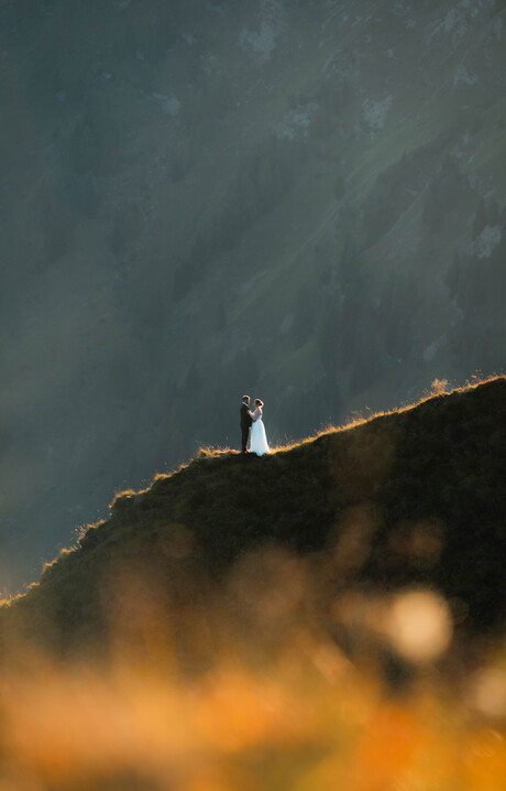 Bruidspaar op de bergkam een echte lucky shot